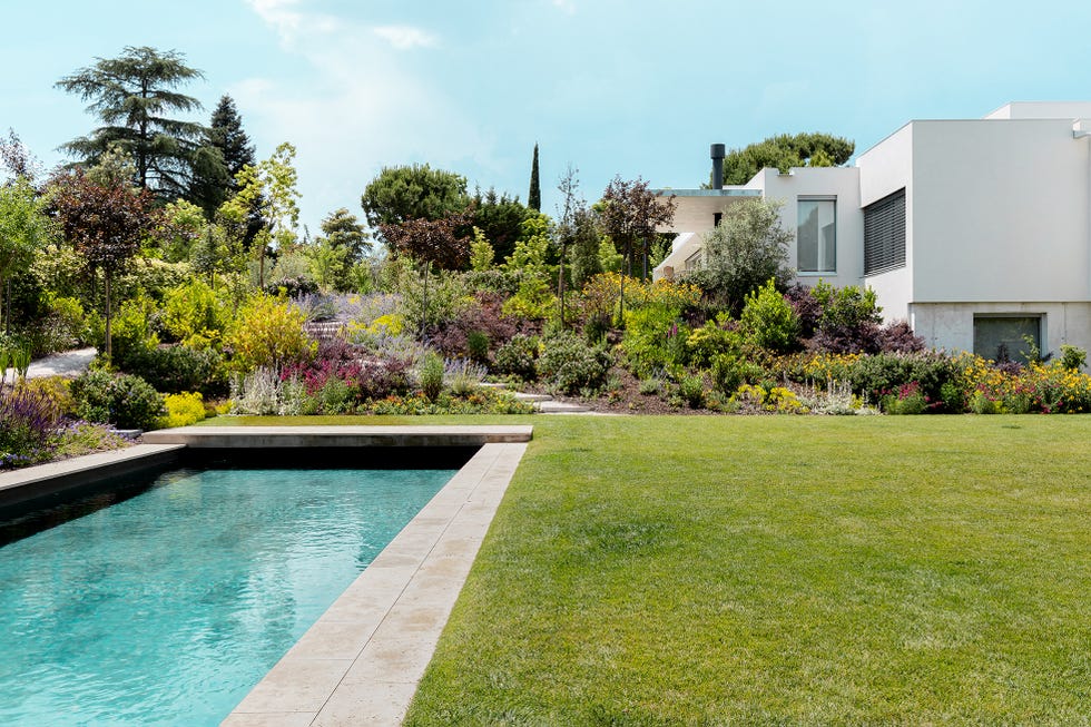 una casa moderna racionalista con mucho color del estudio abaton