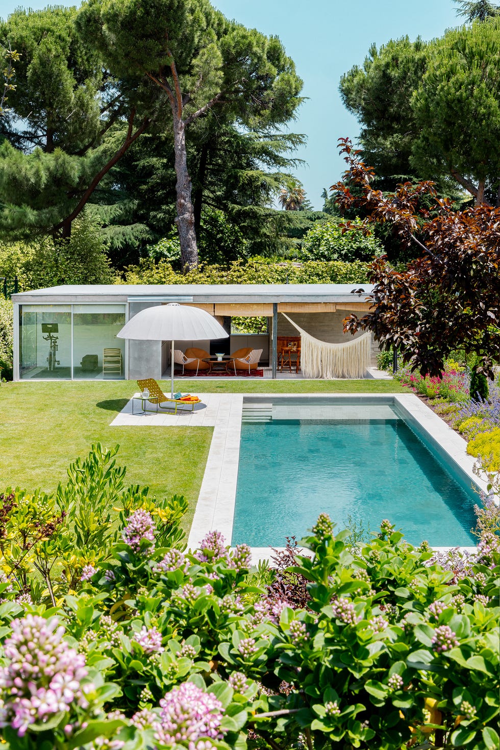 una casa moderna racionalista con mucho color del estudio abaton