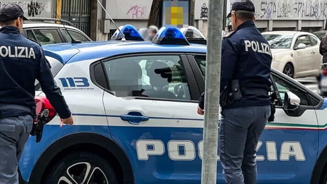 ragazza salvata da una passante