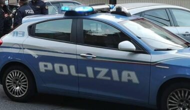Calci e pugni alla ex al centro commerciale e davanti alle figlie, poi va a bersi un aperitivo: arrestato
