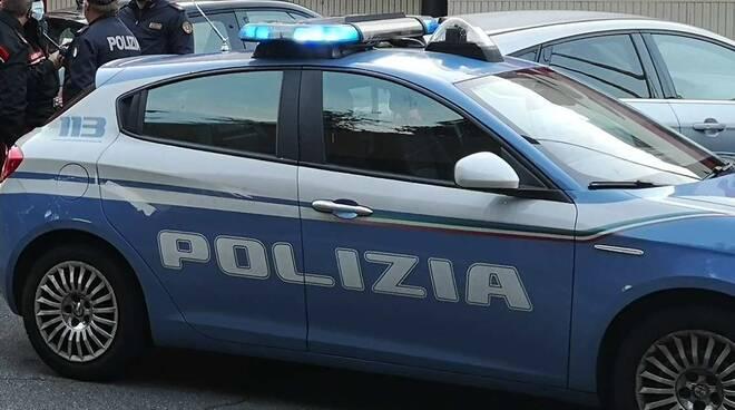 Calci e pugni alla ex al centro commerciale e davanti alle figlie, poi va a bersi un aperitivo: arrestato