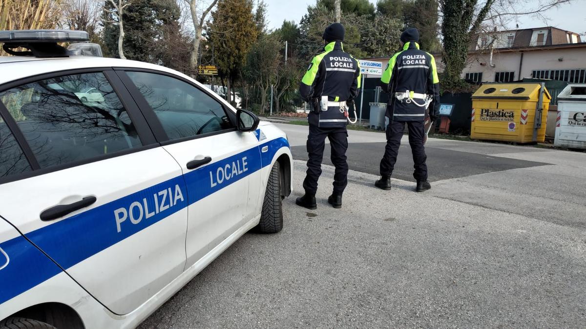 Investito, muore ciclista: caccia al pirata