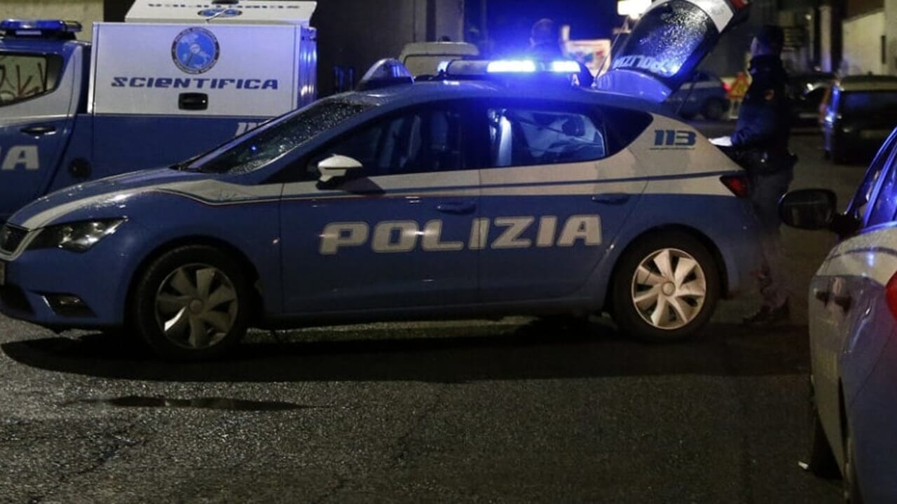 bombe carta contro autoconcessionario in via dei Platani e negozio abbigliamento in piazza dei Mirti