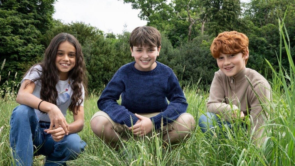 Harry Potter, Parvati Patil nella prima immagine con i costumi viola che rivoluzionano Hogwarts