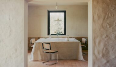 Un podere rosa sulle colline toscane