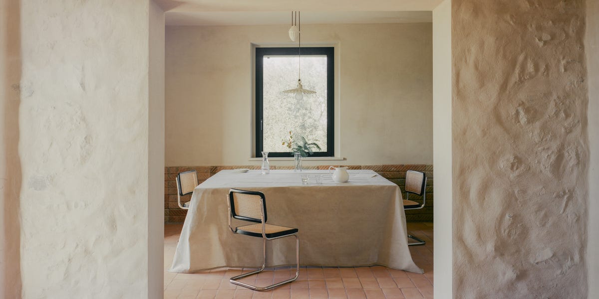 Un podere rosa sulle colline toscane