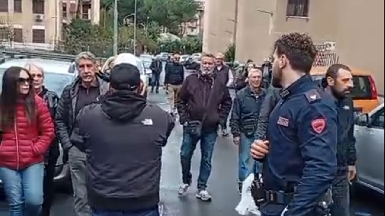 Villa Gordiani, residenti bloccano l'ingresso in casa di una famiglia rom assegnataria