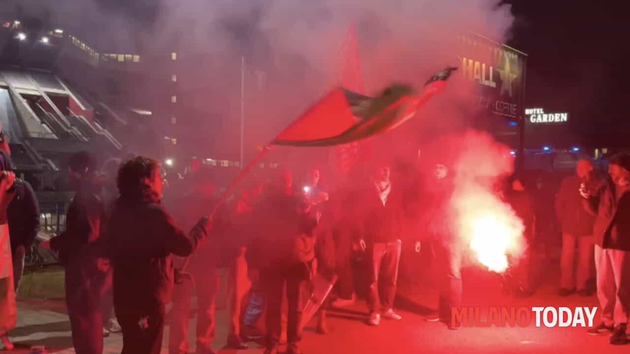 la manifestazione davanti al Forum di Assago