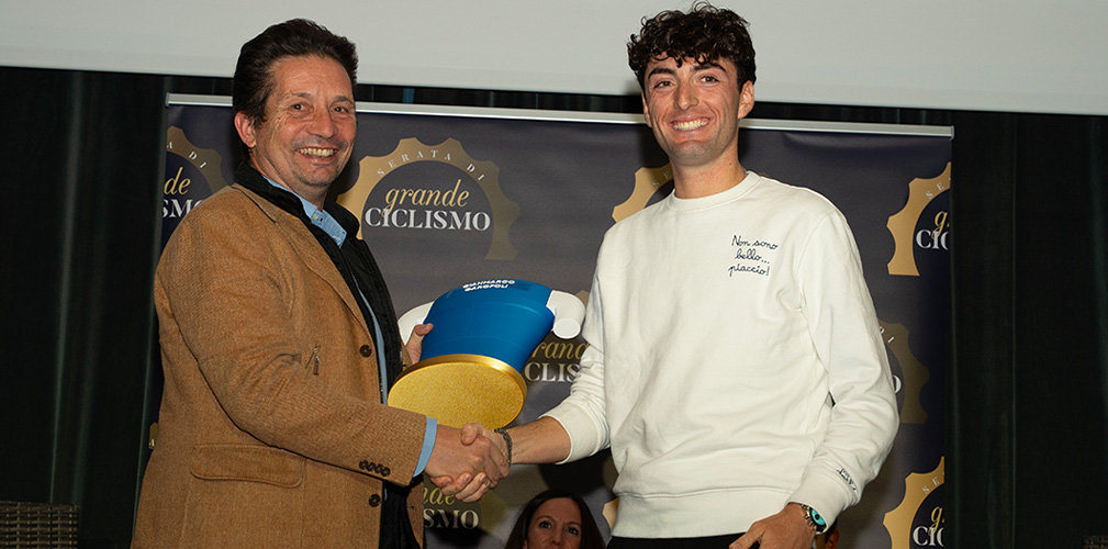 Enzo Vicennati consegna a Gianmarco Garofoli il premio della serata