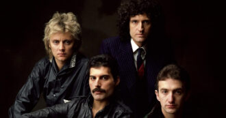 “Il testo di Bohemian Rhapsody? Un mistero, ma Freddie Mercury potrebbe aver fatto il coming out più eclatante al mondo”: l’opera dei Queen compie 50 anni