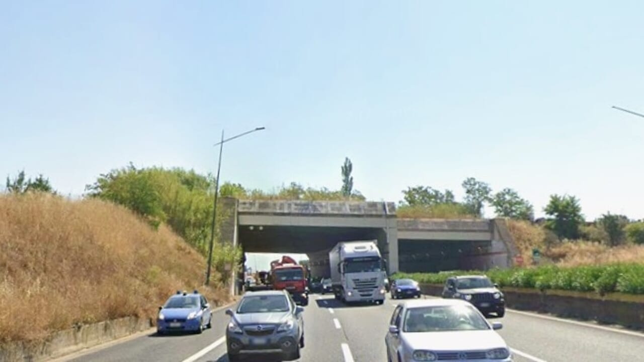 apre la porta e scappa da auto in corsa