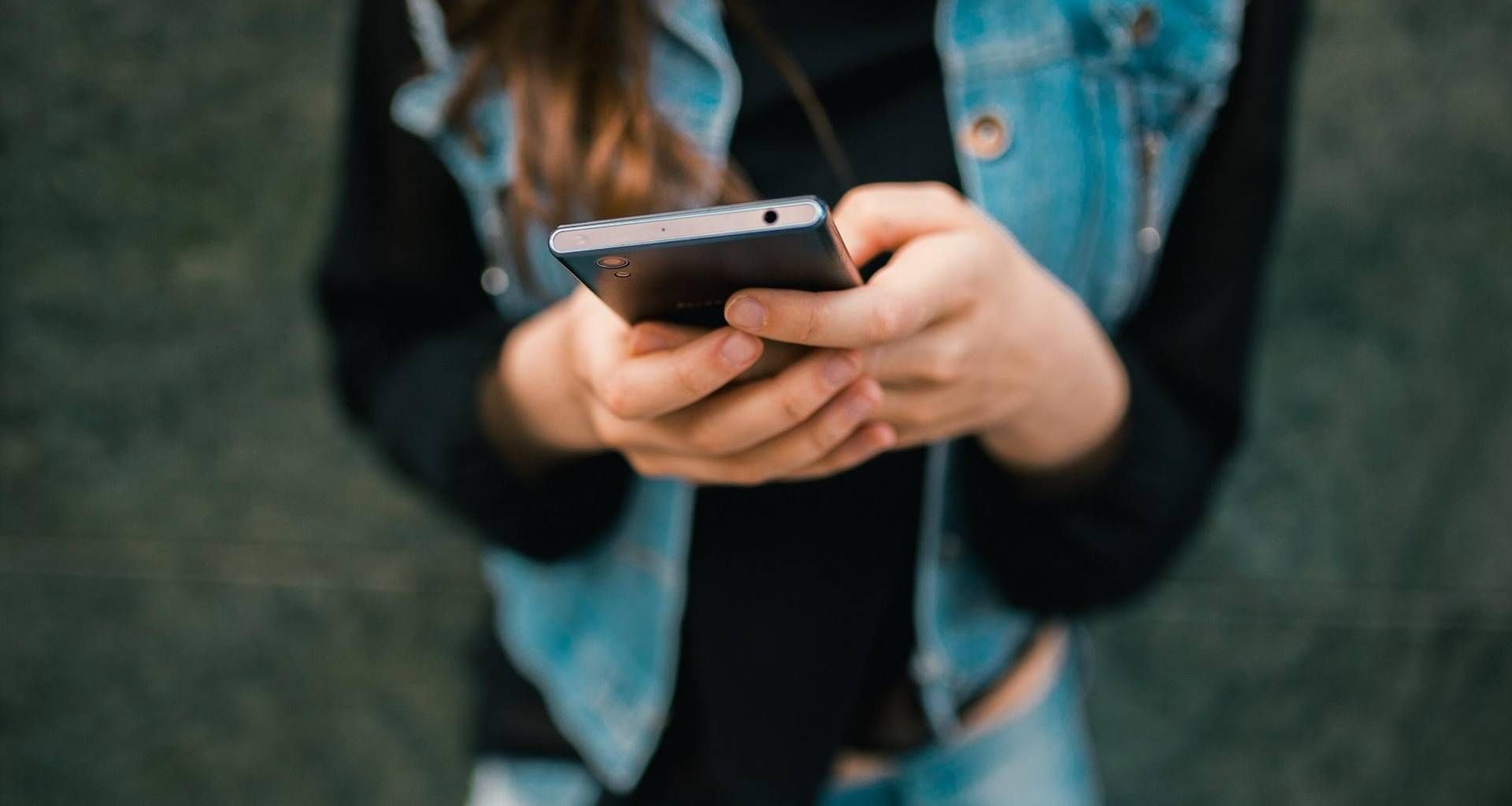 Lo smartphone fa male? Ecco dove (non) va tenuto, la lezione del prof Schettini