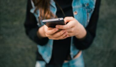 Lo smartphone fa male? Ecco dove (non) va tenuto, la lezione del prof Schettini