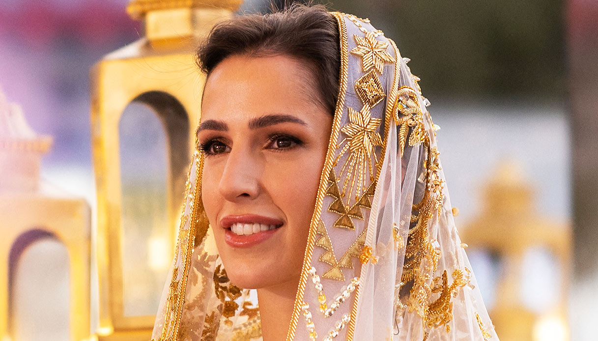 Rajwa di Giordania, divina in azzurro con l'abito da sogno trasparente