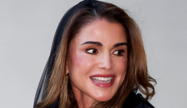 Rania di Giordania, capelli biondi e look audace da favola al gala benefico