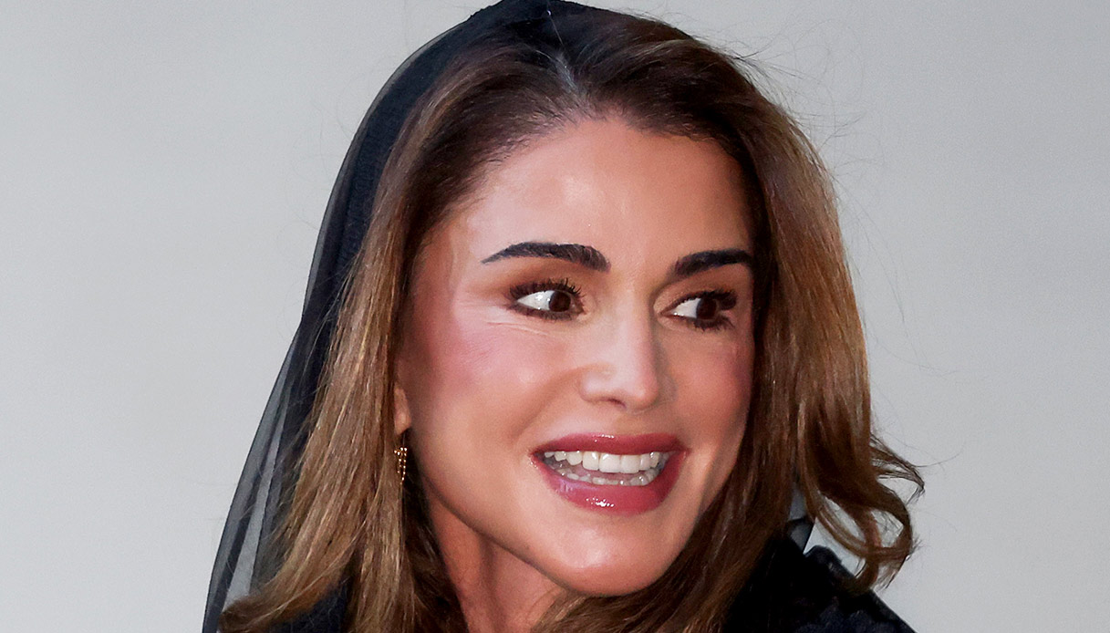 Rania di Giordania, capelli biondi e look audace da favola al gala benefico