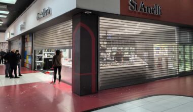 banda incappucciata rapina la gioielleria