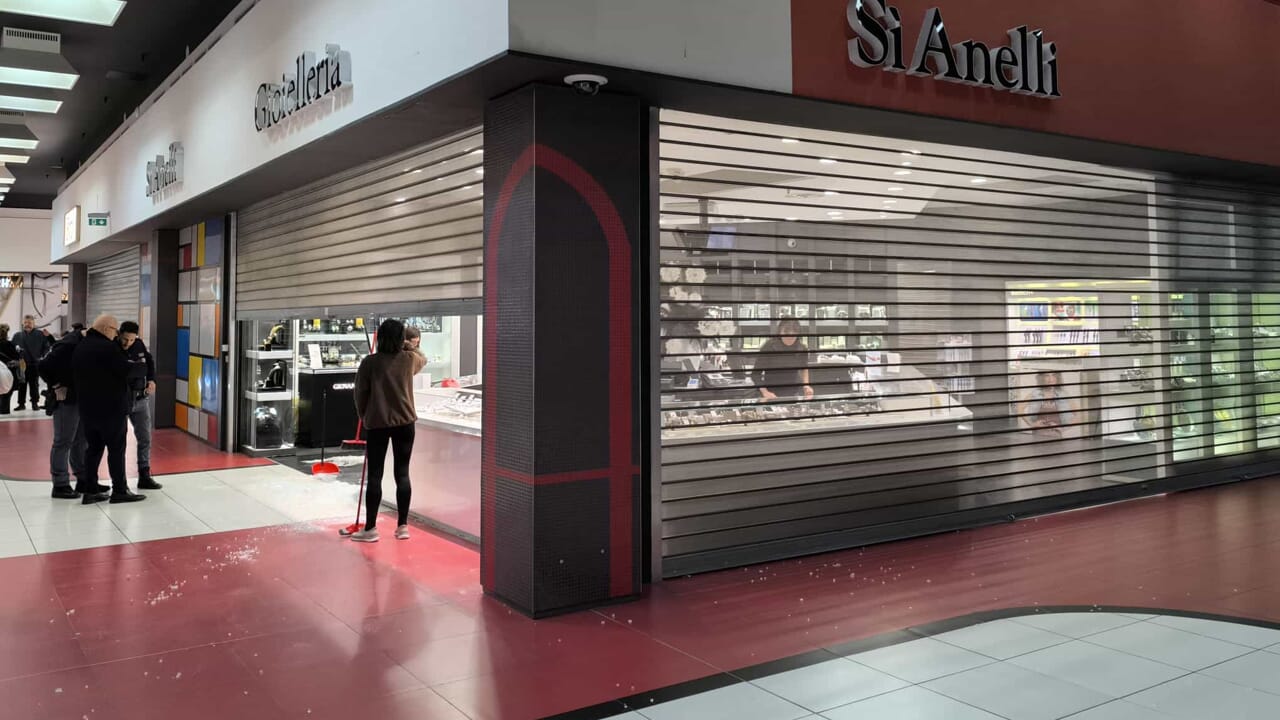 banda incappucciata rapina la gioielleria