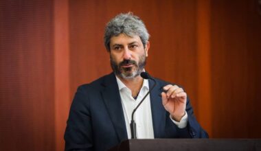 Regionali Campania, polemica su barca di Roberto Fico: accusato di ormeggio abusivo