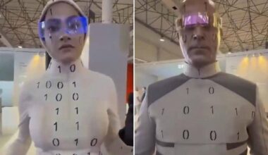 L'Iran presenta i suoi robot troppo umani, lo show imbarazzante