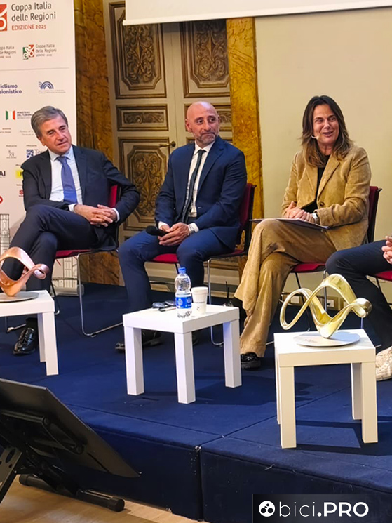 Il momento iniziale con BetRoberto Pella e accanti a lui Paolo Bettini, che ha parlato delle sue iniziative solidalitini, Ballan e Chiappucci ha colpito i presenti