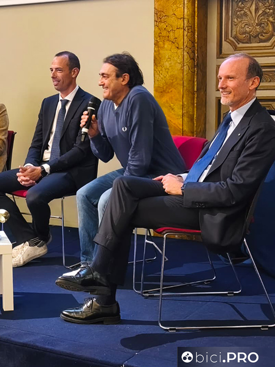 Nell'altra metà del palco, Ballan, Chiappucci e Siniscalchi del Ministero dello Sport