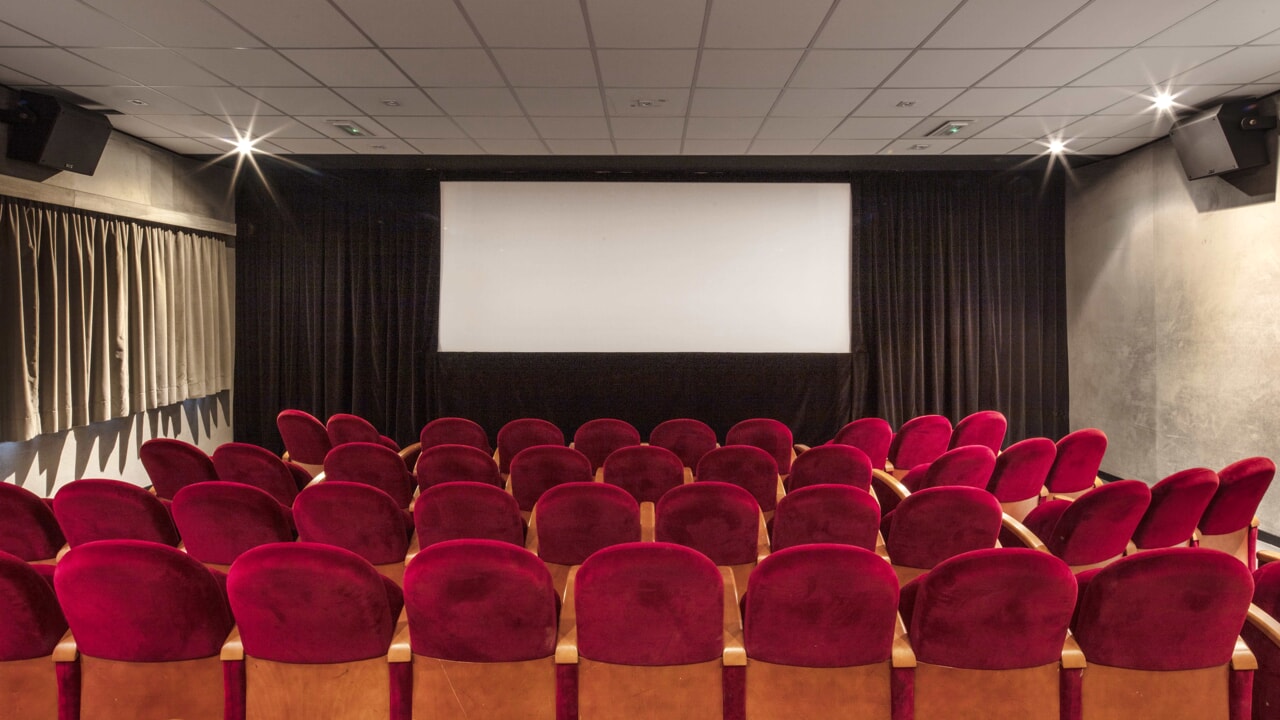 sale aderenti e film in programma