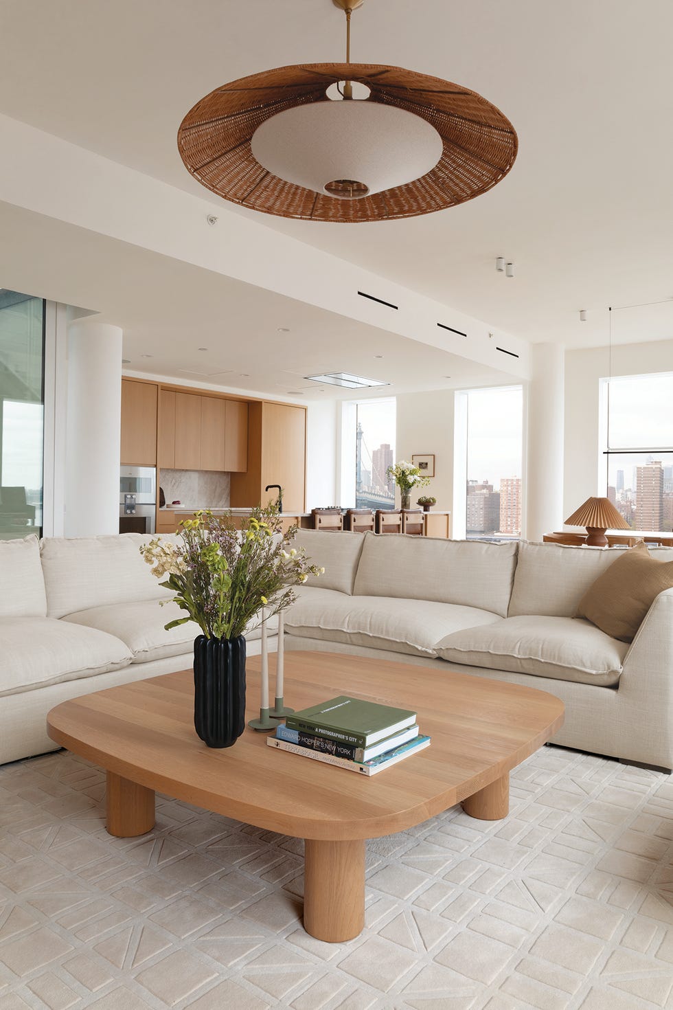 un apartamento en manhattan con muebles modernos, madera y texturas calidas
