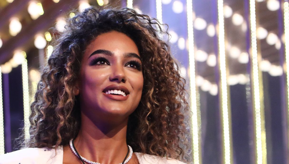 La Ruota della Fortuna, Samira Lui invia un messaggio segreto a Gerry Scotti: "Sei deliziosa"