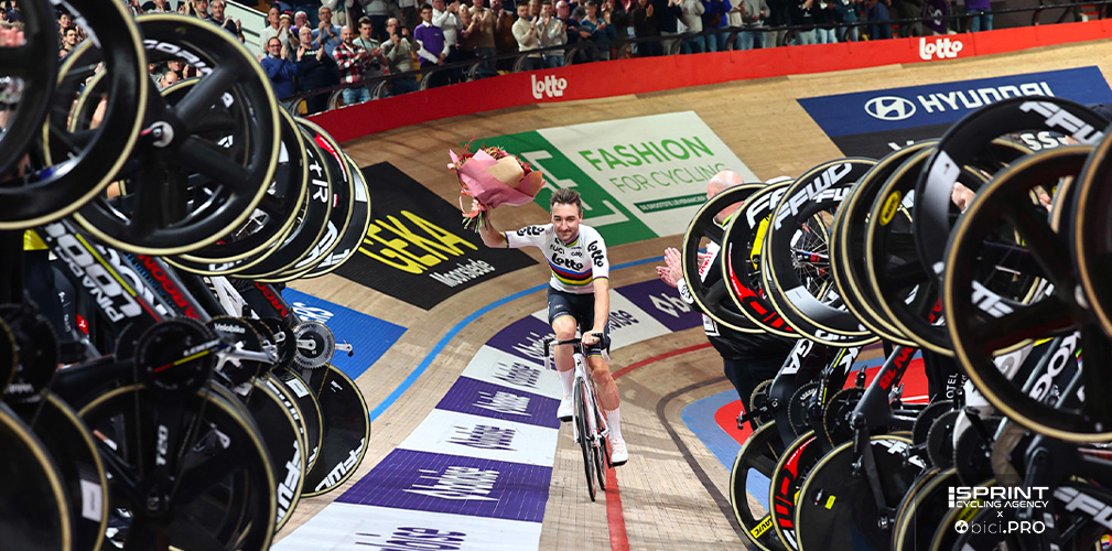 Quando lo speaker lo ha chiamato, Viviani è stato acclamato dal publbico e ha pedalato per l'ultimo giro di pista