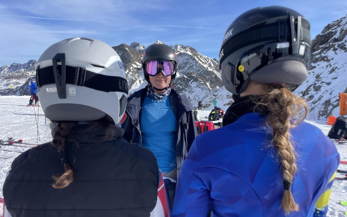 Sci, scatta l'obbligo del casco: 150 euro di multa a chi non lo indossa - Sky TG24