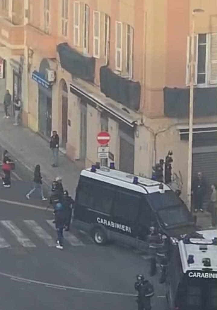Cagliari, la guerriglia del primo novembre in piazza Garibaldi: idranti e lacrimogeni, poi i lanci di bottiglie