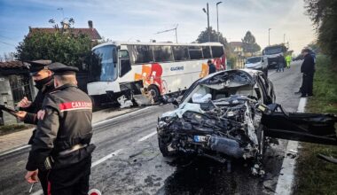Scontro tra scuolabus e auto nel Torinese: morto il conducente della vettura - Sky TG24