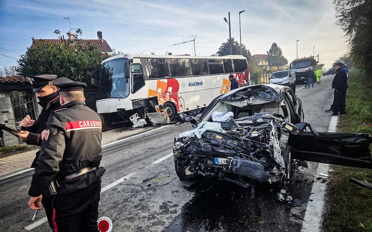 Scontro tra scuolabus e auto nel Torinese: morto il conducente della vettura - Sky TG24