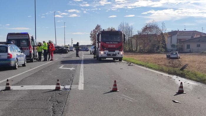 Secugnago, violento schianto sulla via Emilia