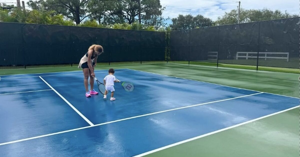 Serena Williams figlia Adira giocano a tennis. Video