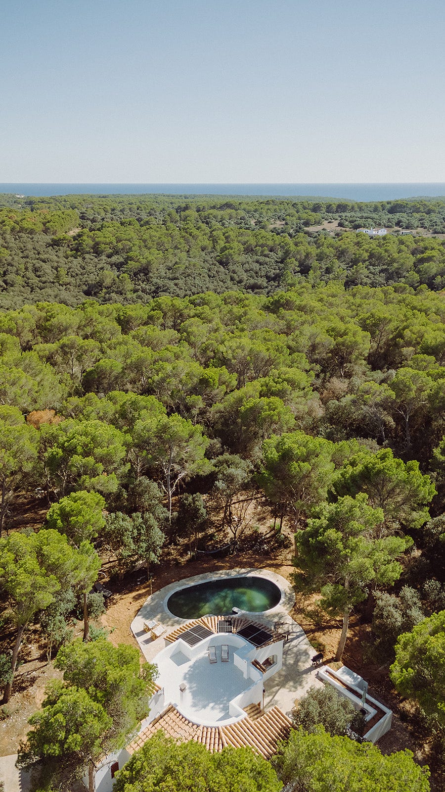 una casa tra i pini e il mare a minorca