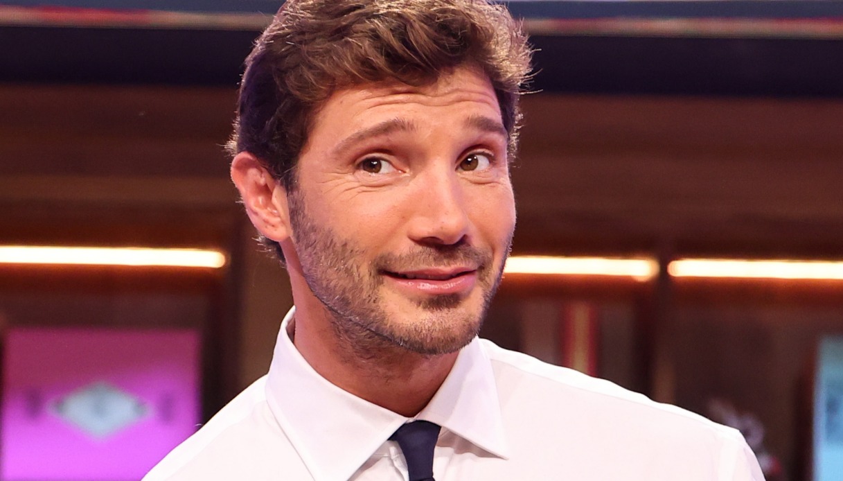 Affari Tuoi, puntata disastrosa. E De Martino scherza su La Ruota della Fortuna