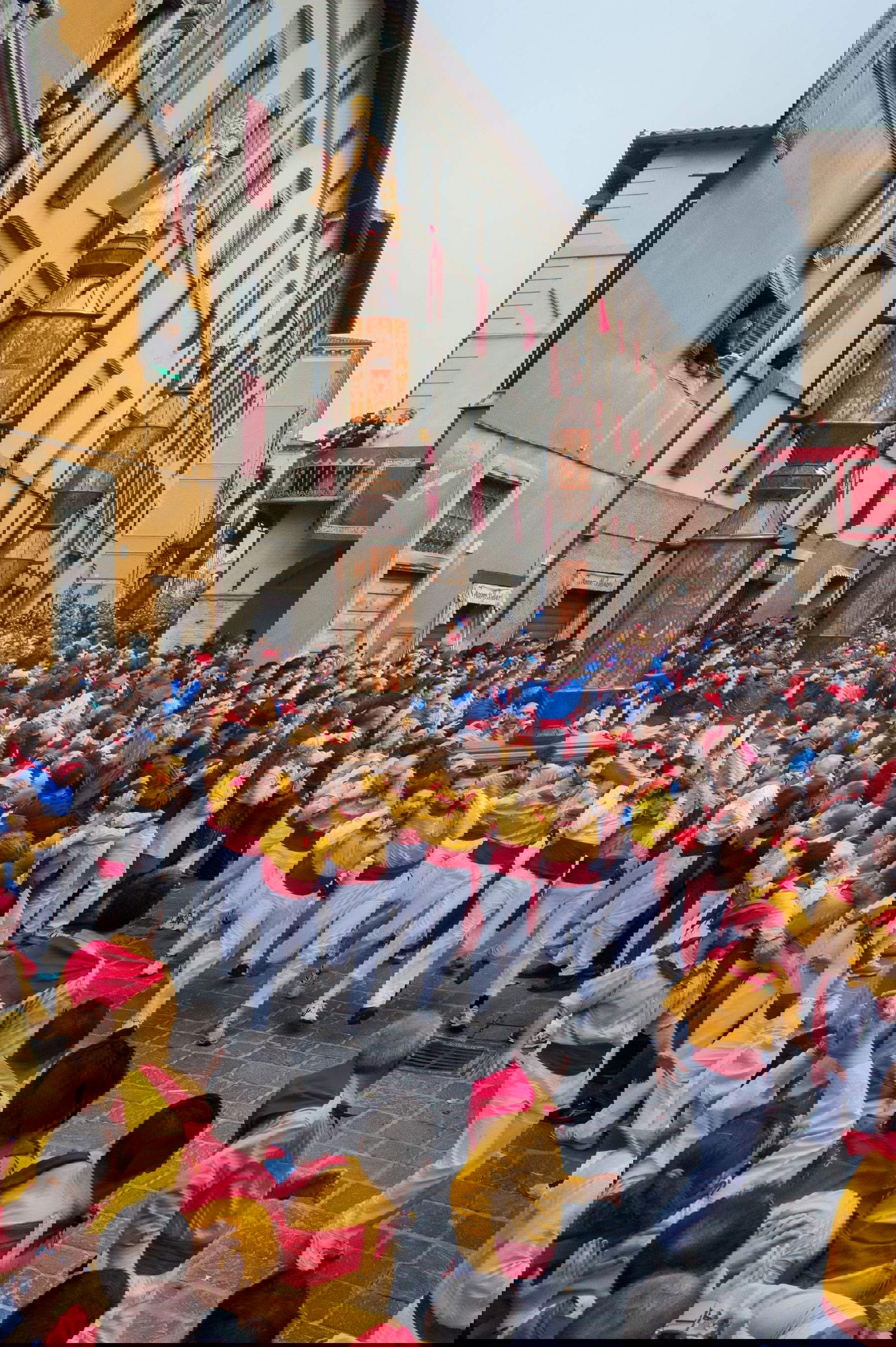 Steve McCurry, Festa dei Ceri (2014; Gubbio, Umbria) ©Steve McCurry All rights reserved