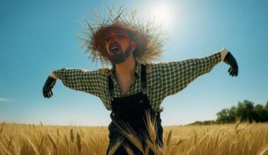 lo “spaventapasseri” Stre e gli abbracci di Napoli