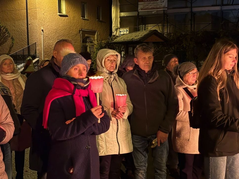 La mamma di Pamela, con la giacca bianca al centro della foto, con il compagno