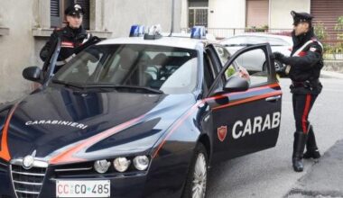 Senzatetto aggrediti in un giardino pubblico di Firenze. Calci e pugni mentre stavano dormendo
