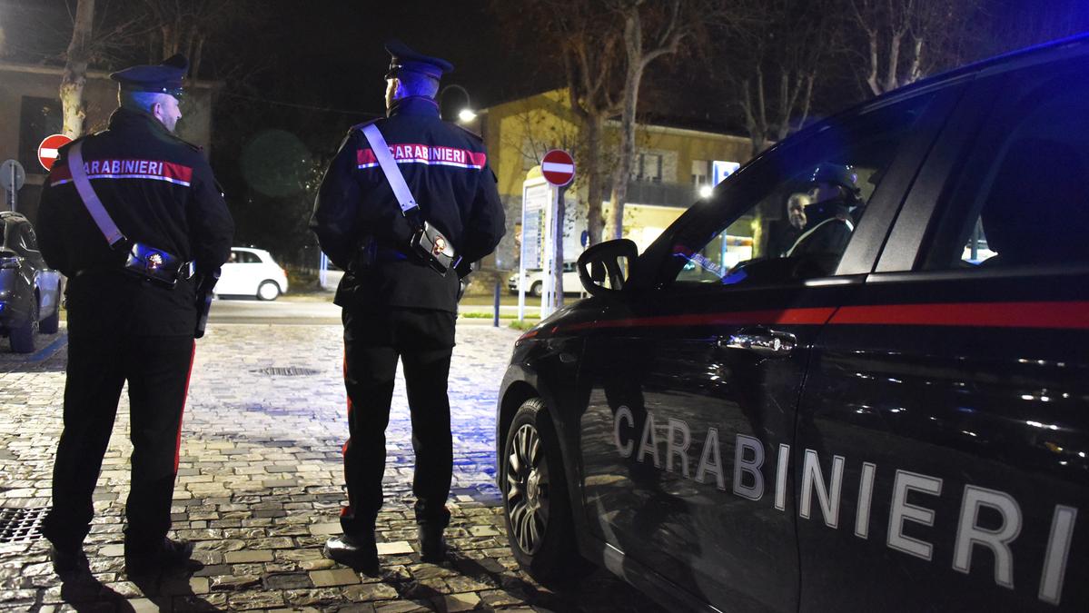 Rapina choc in casa, il proprietario preso a pugni in faccia. Malviventi in fuga con soldi e gioielli