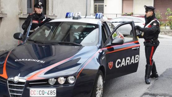 Senzatetto aggrediti in un giardino pubblico di Firenze. Calci e pugni mentre stavano dormendo