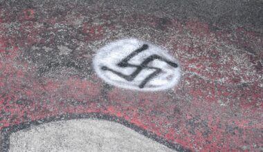 La Guardia costiera Usa: “La svastica non è più un simbolo d’odio”, poi smentisce - Il Fatto Quotidiano