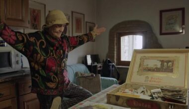 Cosa accade domenica a Firenze, paese in trasferta con i bus per rivedersi nel film