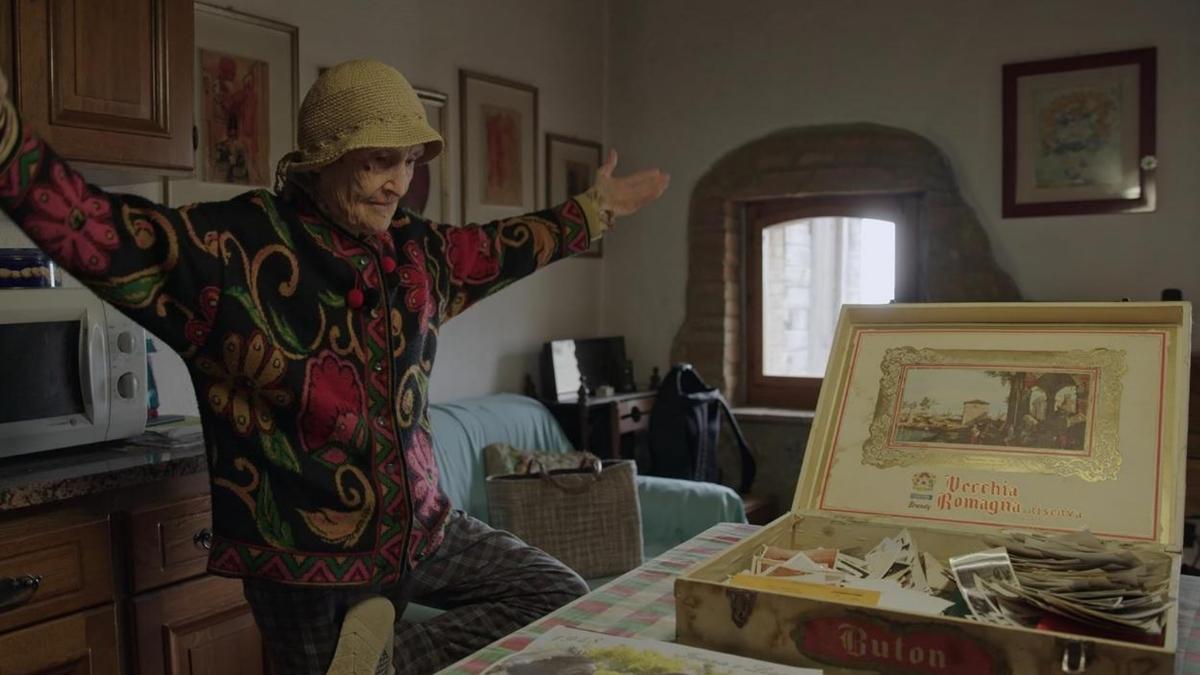 Cosa accade domenica a Firenze, paese in trasferta con i bus per rivedersi nel film