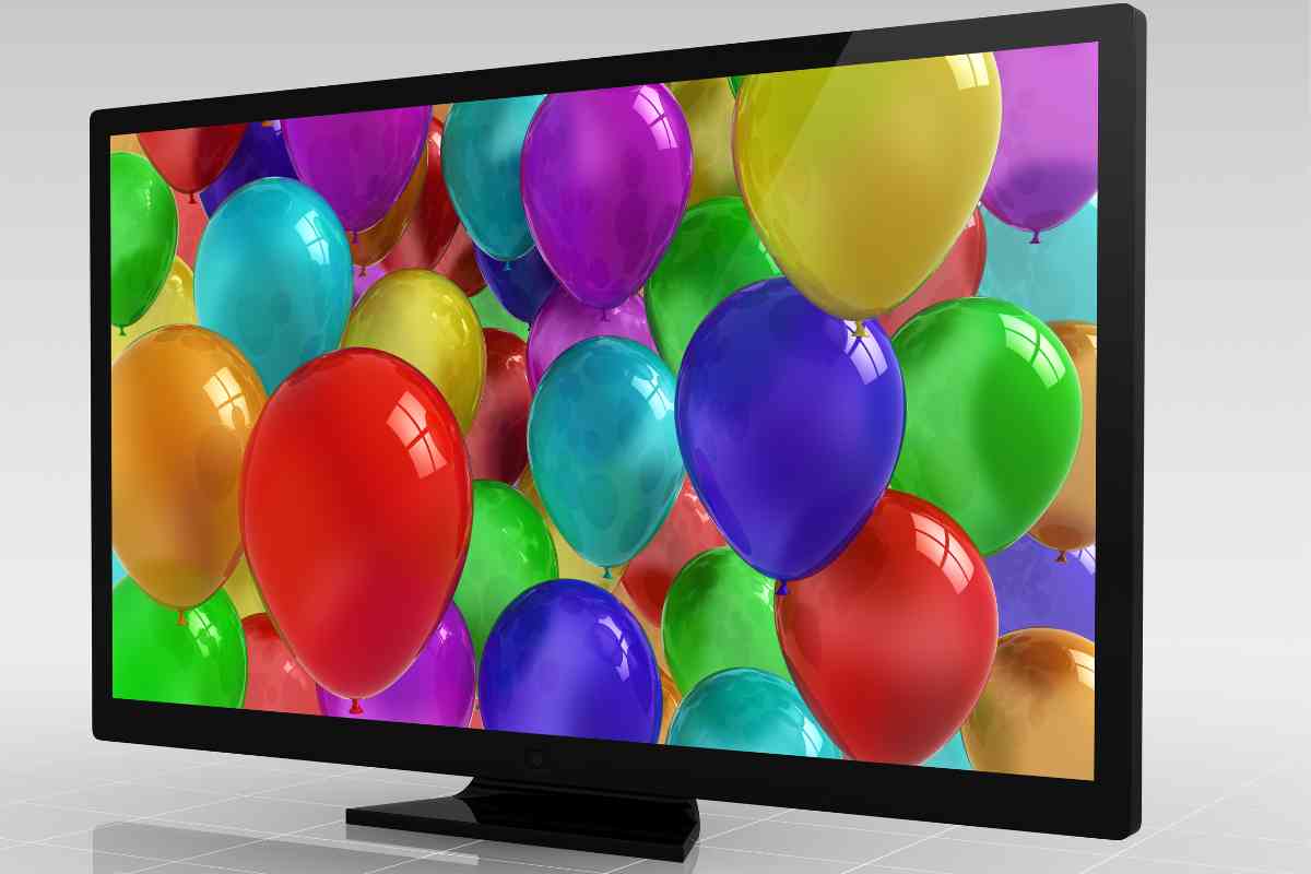 tv smart con sullo schermo dei palloncini colorati