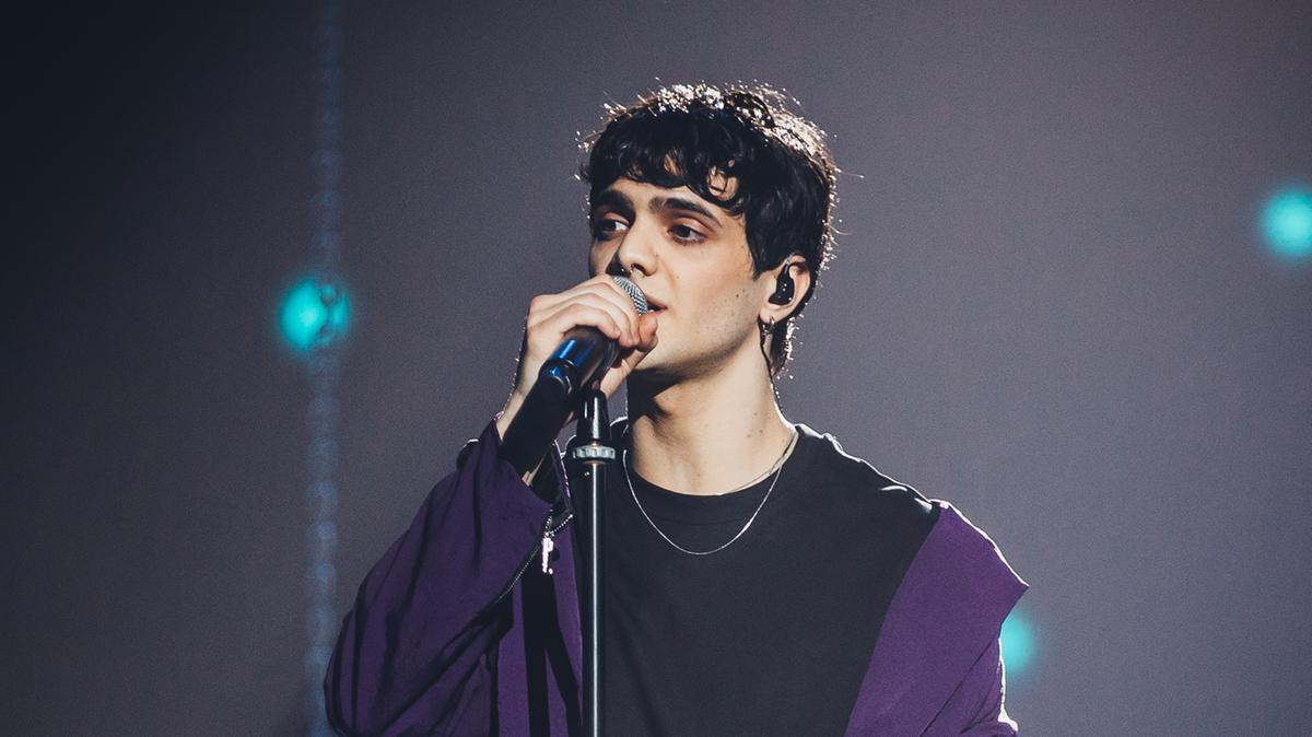 Il padre adottivo racconta Tellynonpiangere dopo X Factor. Riservato, divertente (più che in tv), senza pregiudizi: “Sono fiero di lui”