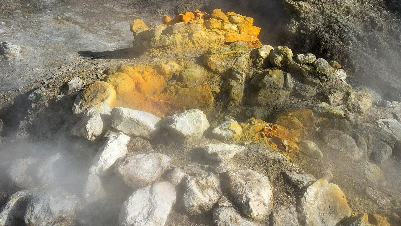 Tremano i Campi flegrei nel pomeriggio: la scossa